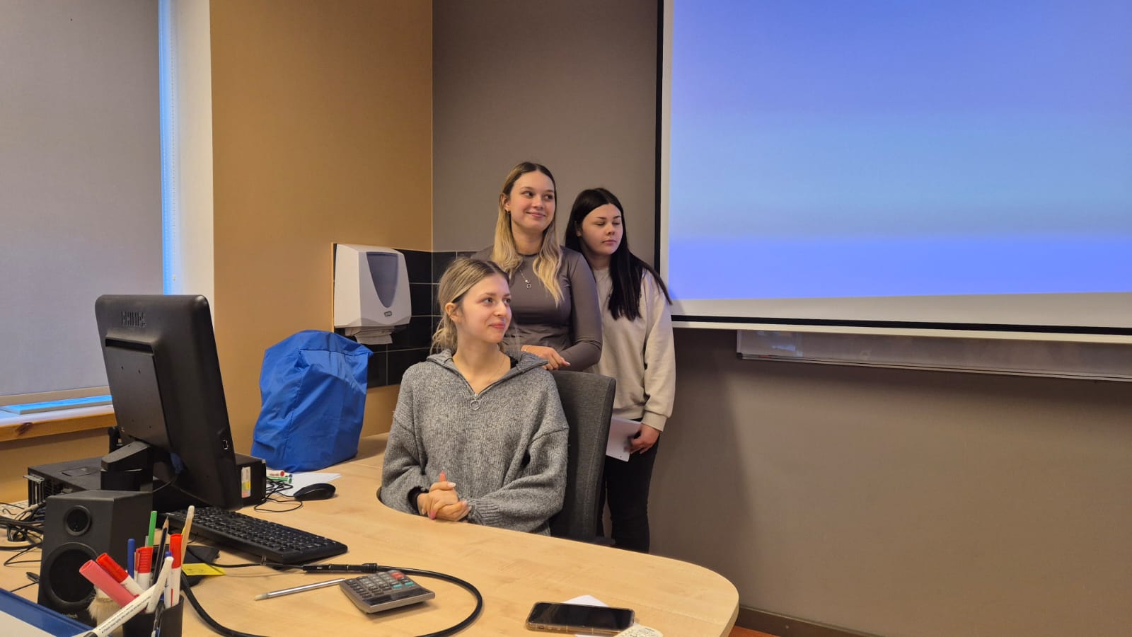 Jaunieši sagatavo Kahoot spēli par MI (mākslīgo intelektu) veterinārmedicīnā.