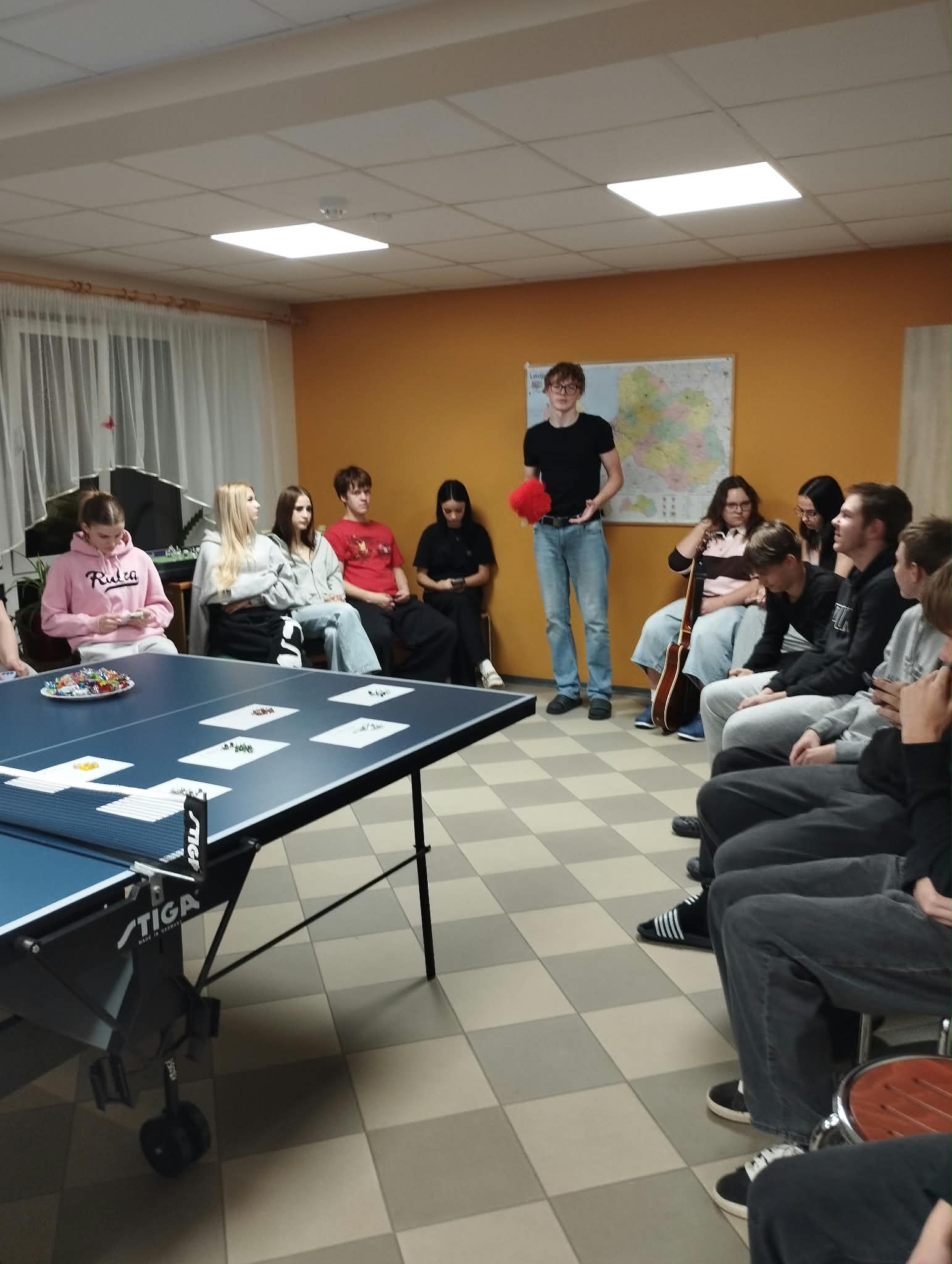 Pirmkursnieki saliedējas pasākumā “Brūzmiņš”